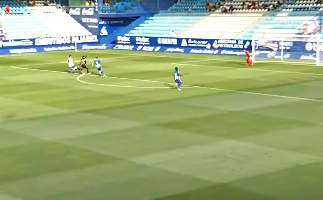 Sekou Gassama dispara para marcar el primer gol del Real Valladolid. S. D. PONFERRADINA 1 REAL VALLADOLID C. F. 2 Jueves 28/07/2022, 20:00 horas. Partido amistoso. Ponferrada, León: 2.700 espectadores.