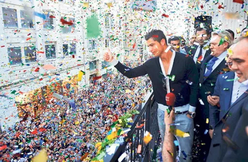 Cristiano Ronaldo waves to fans outside the Virgin Megamall in İstanbul