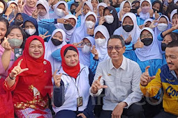 Cegah Stunting, Heru Budi Hartono Bagi Tablet Tambah Darah ke Siswi SMP dan SMA Jakarta Timur 