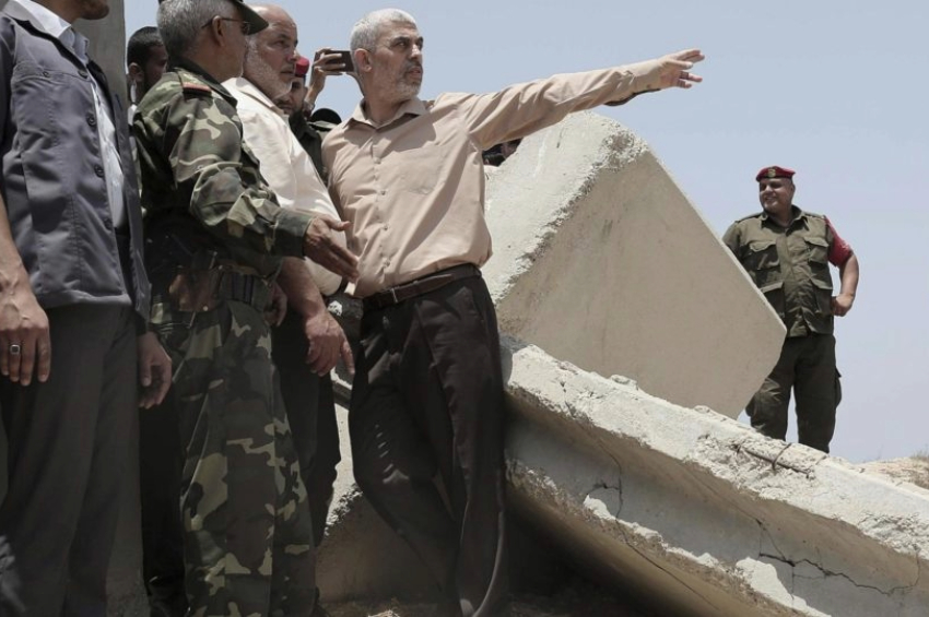 Líder do Hamas na Faixa de Gaza, Yahya Sinwar, durante sua visita à fronteira de Rafah, entre o Egito e o enclave, em julho de 2017 | Foto: EPA/STRINGER