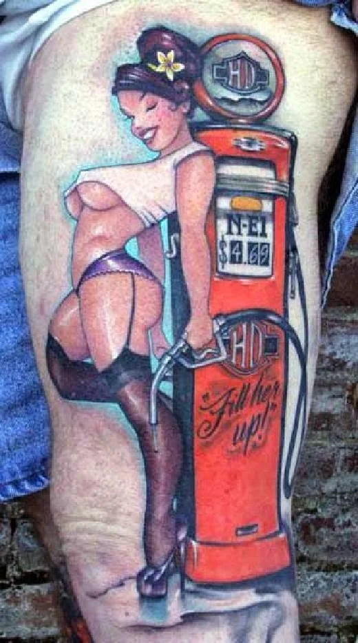  chica con tatuaje de pin up