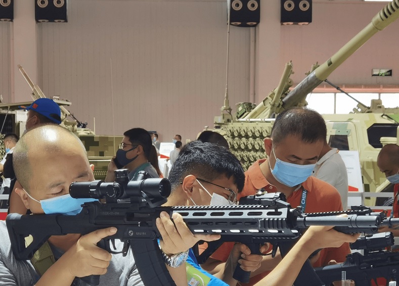 Los visitantes prueban los nuevos rifles de la serie QBZ-191 de China en la sala de exposiciones de China North Industries Group Corporation Limited el jueves. Las armas hicieron su debut en el 13 ° Salón Aeronáutico de China en Zhuhai, provincia de Guangdong, en el sur de China. Foto: Yang Sheng / Global Times.