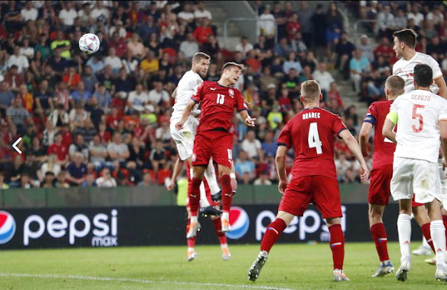 Íñigo Martínez se anticipa a Aleš Matějů para marcar el segundo gol español. Busquets, Sergio García, Tomáš Souček y Brabec se han visto superados por el balón. SELECCIÓN DE REPÚBLICA CHECA 2 SELECCIÓN DE ESPAÑA 2 Domingo 05/06/2022, 20:45 horas. Liga de Naciones de la UEFA, fase de clasificación, Grupo A2, jornada 2. Praga, República Checa, Sinobo Stadium.