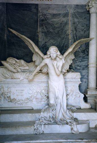 Ángel en un panteón del cementerio de Alejandría.