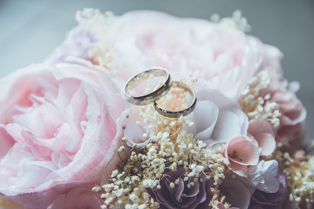 Wedding bouquet and rings:Photo by Beatriz Pérez Moya on Unsplash