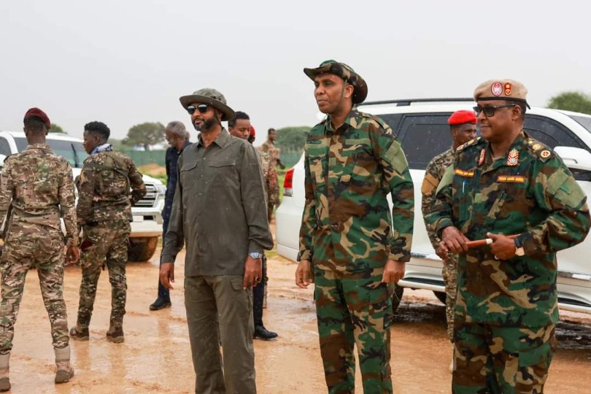 The Prime Minister inspects the military police base responsible for controlling security in Mogadishu