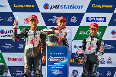 Aksi Decksa Almer Alfarezel (#13) dan Muhammad Kiandra Ramadhipa (#5) pada balapan Thailand Talent Cup (TTC) 2023 seri ketiga.