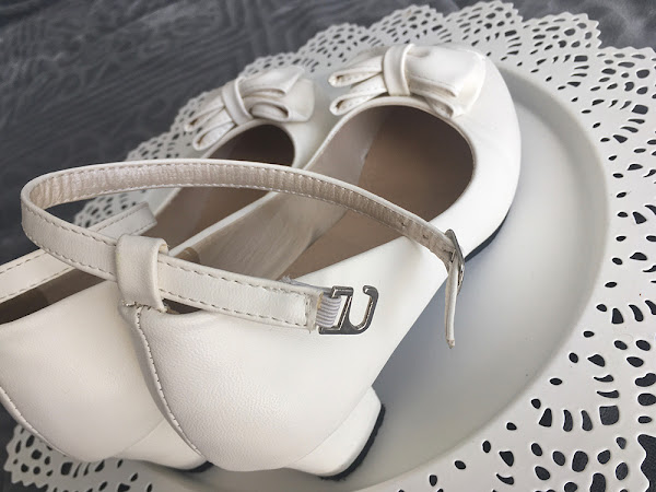shoe buckle detail - detalhe do fecho do sapato