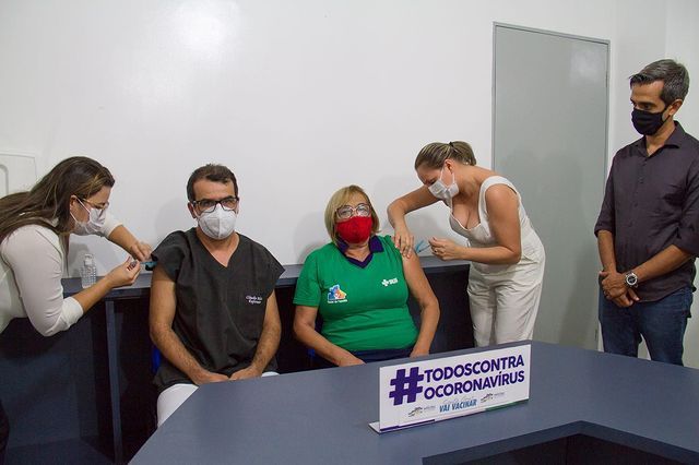 Agente de saúde e enfermeiro da UPA são primeiras pessoas vacinadas contra Covid-19 em Santa Cruz do Capibaribe