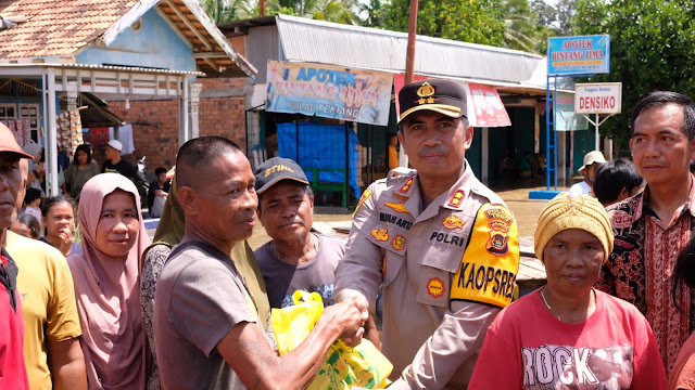 Kunjungi Korban Banjir di Desa Bedaro Rampak, Kapolres Tebo Beri Sejumlah Bantuan