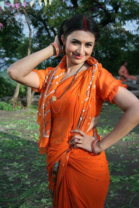 INDIAN ACTRESS: Zee tv serial actress Divyanka Tripathi hot in saree