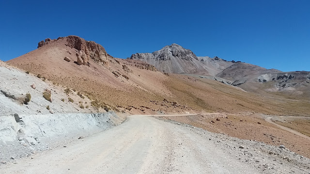 Einen Pass von 4.800 Metern Höhe muss ich mit dem Jeep nehmen, um zum Bergdorf El Tholar zu gelangen.