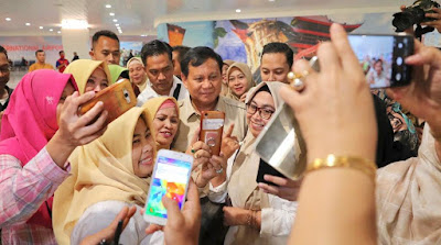 Pelukan Dan Doa Prabowo Terhadap Masyarakat Indonesia
