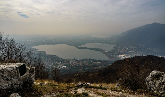 vista sui laghi briantei dal monte Barro