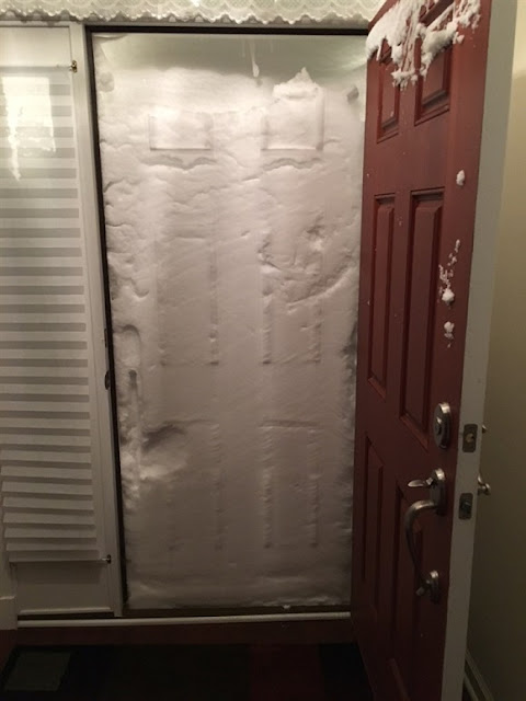 Pintu full tertutup salju