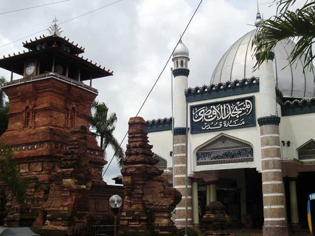 Akulturasi antara Tradisi Lokal, Hindu-Budha dan Islam di 