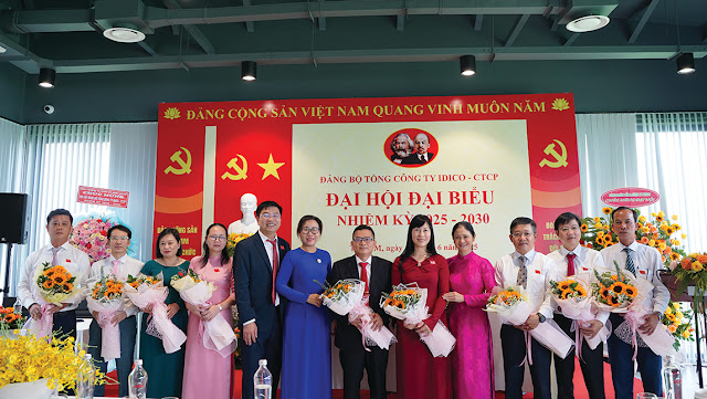 Đồng chí Nguyễn Thu Hương, UVBTV Quận ủy, Chủ tịch  Ủy ban MTTQ Việt Nam quận tặng hoa chúc mừng  cấp ủy Đảng bộ Tổng Công ty IDICO - CTCP. (Ảnh: HK)