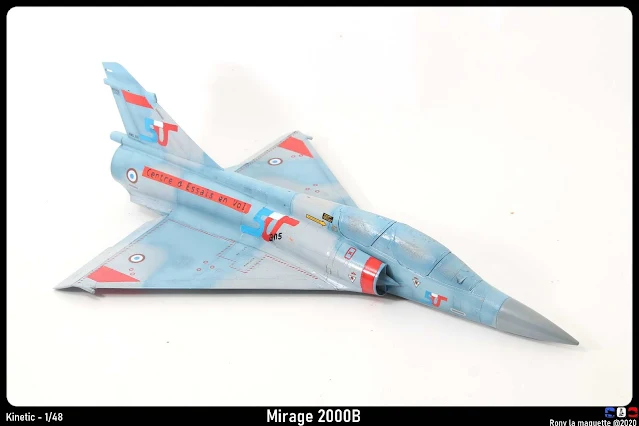 La pose des décalcomanies du Mirage 2000B