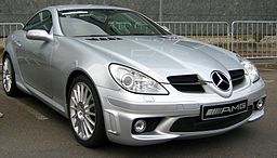 Une Mercedes-Benz SLK 55 AMG de couleur grise