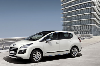 2012 Peugeot 3008 HYbrid4 Side View