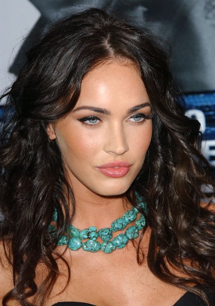 megan fox thumbs up. hairstyles Megan Fox thumbs: