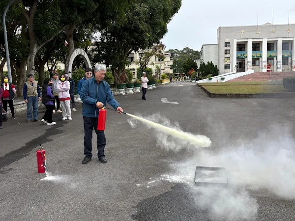 ▲中彰榮家辦理自衛消防編組講習與演練，家主任呂德義表示，根據消防法規定，滅火、通報及避難訓練每半年至少應舉辦一次。然而，訓練的目的並非僅僅為了消極符合法規要求，而是為了確保住民擁有一個安全的生活環境。（記者林明佑翻攝）