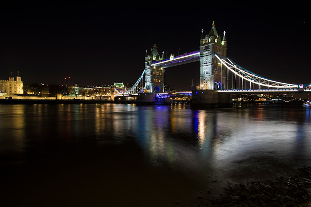 Londra-Toer bridge di notte