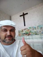 homem-religioso-com-crucifixo-pendurado-na-parede