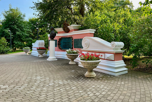 Екатерининский парк, мемориальная стела с бюстом Александра Суворова