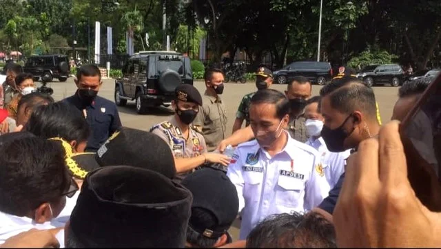 Jokowi Bagi-Bagi Kaus Gratis di Acara Silatnas Apdesi, Peserta: Pak, Tiga Periode Pak!