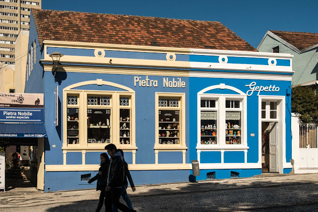 Uma das casas antigas na Praça Garibaldi