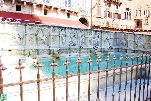 Fonte de Gaia en Plaza del Campo de Siena