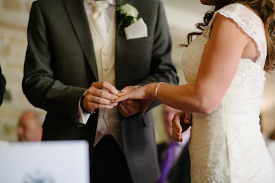 Novios intercambiando anillos