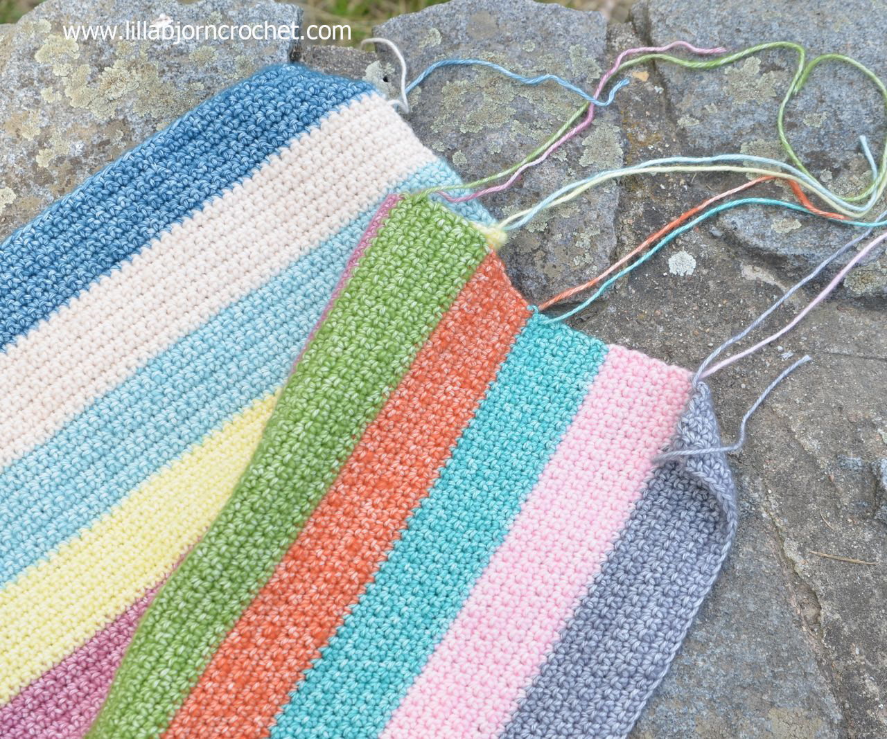 Striped pillow cover made with Stone Washed yarn by Scheepjes. Free crochet pattern by Lilla Bjorn Crochet