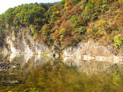 La rivière, magnifique miroir d'eau, à proximité de la ferme.  아마라 바일리.