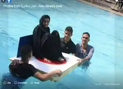 سيدة عجوز ترتدي جلابية في حمام سباحة في يوم ترفيهي في دار المسنين