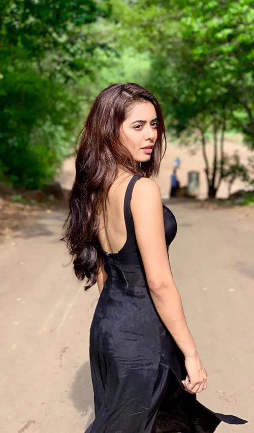 Sana Sayyad backless hot tv actress