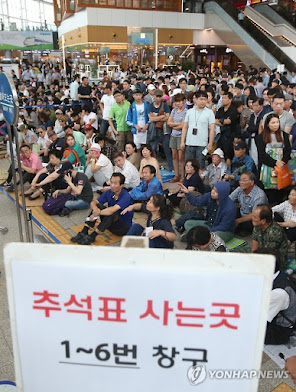 Multitud de coreanos intentando comprar billetes de tren para Chuseok