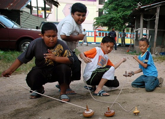 Budak Budak Jitra Permainan  Gasing  Tradisional