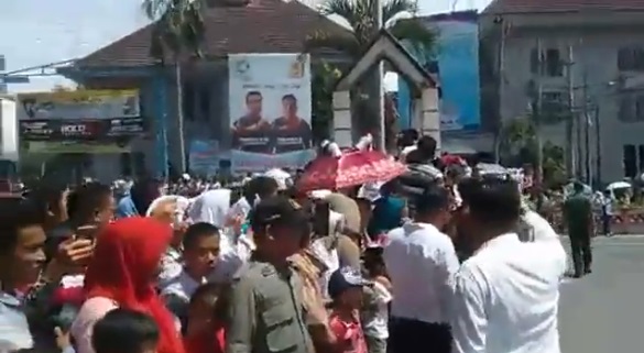 Masyarakat dan Pelajar Rela Berpanasan Menanti Kedatangan Presiden Joko Widodo di Siantar