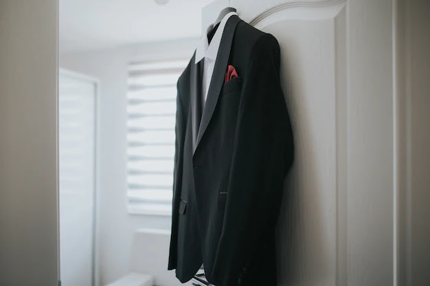 From Gentlemen to Icons: The Evolution of the Smoking Jacket