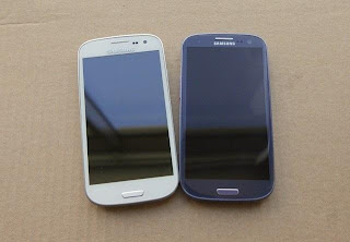 On hand fake phone Galaxy S4 and Galaxy S4 phone genuine