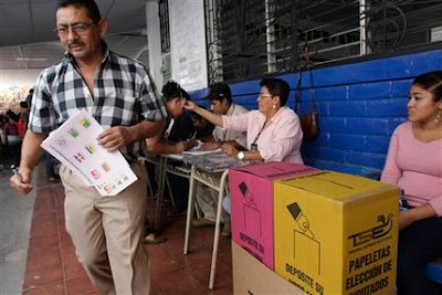 Los salvadoreños acudían el domingo a las urnas para elegir 84 diputados a la Asamblea Legislativa y 262 consejos municipales