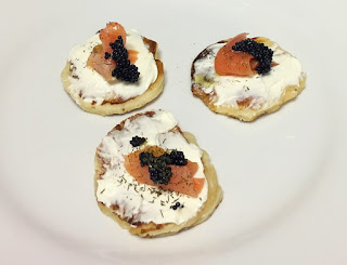 blinis con salmón ahumado y queso alocados en la cocina