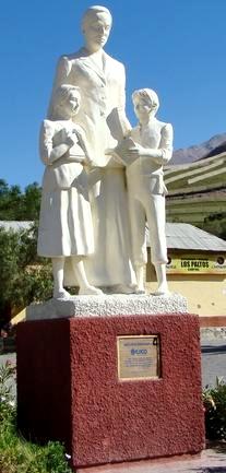 Foto al monumento de Gabriela Mistral de cuerpo entero