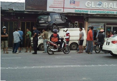 Ctnhoney: Gambar Kemalangan Perodua Myvi Terbang Di Kota Bharu