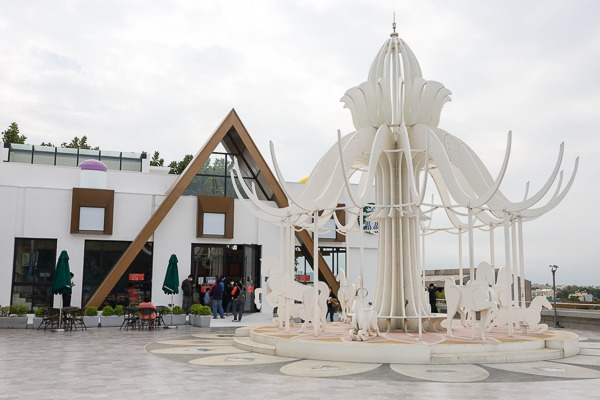 星巴克泰安南門市幸福驛站主題，夢幻積木城堡和白色旋轉木馬必拍