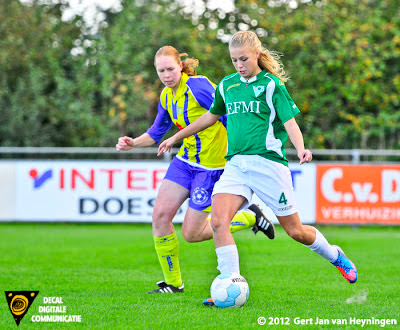 Isabel Monster van VVOG in duel met Silvia Boogaard van Berkel.