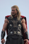 Na imagem abaixo aparece um dublê do Thor (Chris Hemsworth) , sem a manga de . (thor sets )