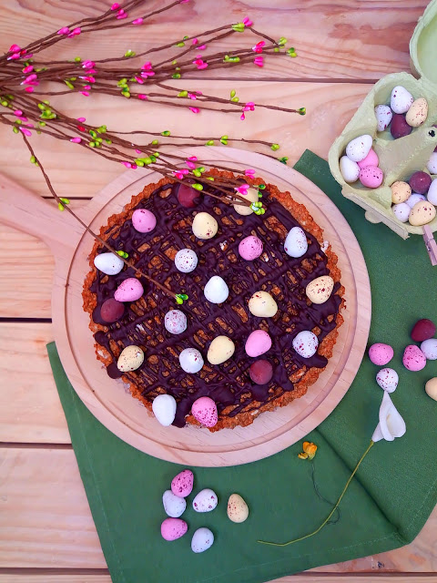 Galleta gigante de Pascua de avena y zanahoria. Easter mega cookie. Chocolate, pecosos, Lacasitos, huevos, receta de semana santa, con horno, sencilla, rápida, fácil, rica, saludable, merienda, desauyuno, postre Cuca